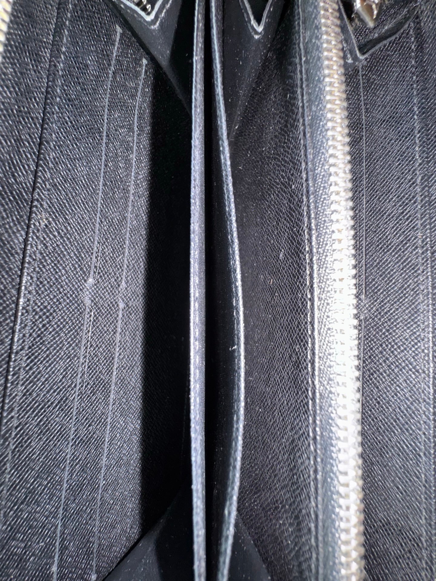LOUIS VUITTON - ZIP WALLET EPI - Image 3