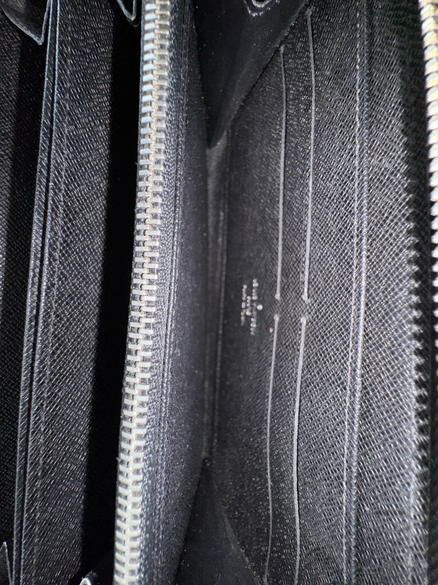 LOUIS VUITTON - ZIP WALLET EPI - Image 4